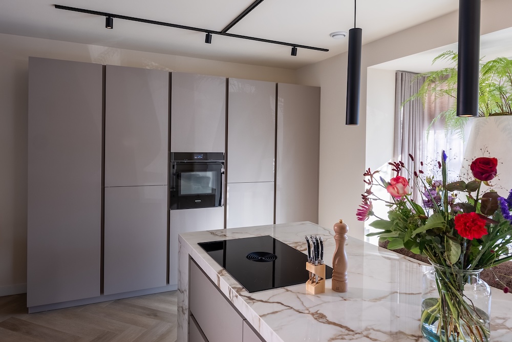 FotoBinnenkijken in Numansdorp met een warme keuken in hotel chique stijl